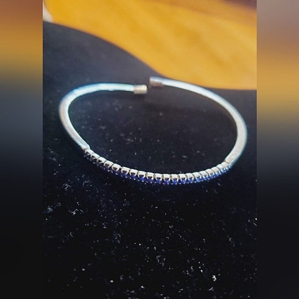 Handmade Silver Tone Round Bracelet with blue beads.🌴